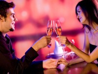 stel-koppel-romantisch-dineren-wijn-champagne-restaurant-2010-valentijn-5363968_stelromantischdinere